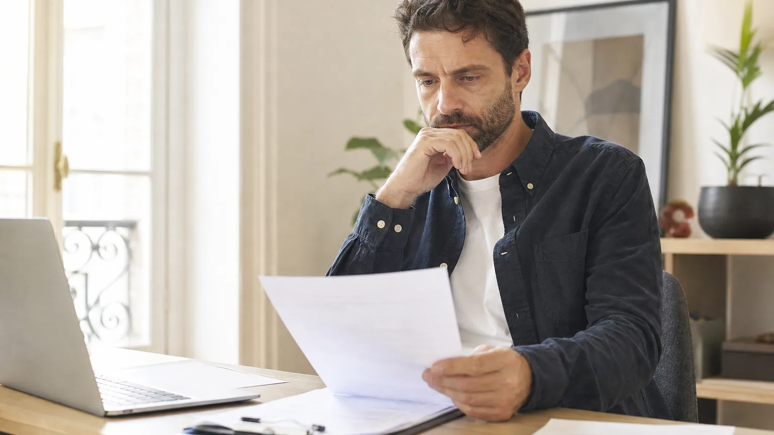 Entrepreneur indépendant consultant ses documents administratifs pour une demande d'allocation chômage