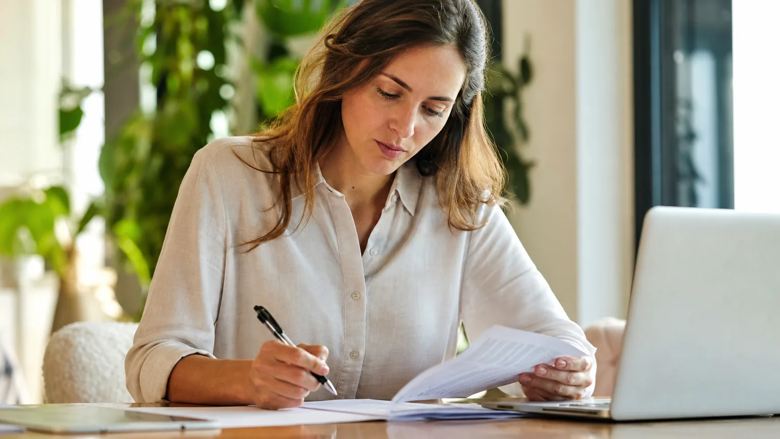 Ancien salarié relisant son contrat de travail avant de lancer son entreprise