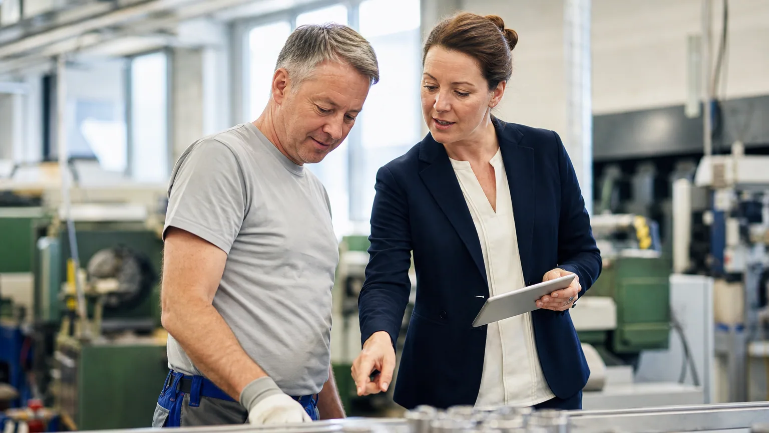 Employeur évaluant les postes exposés à la pénibilité dans un atelier industriel pour la déclaration C2P