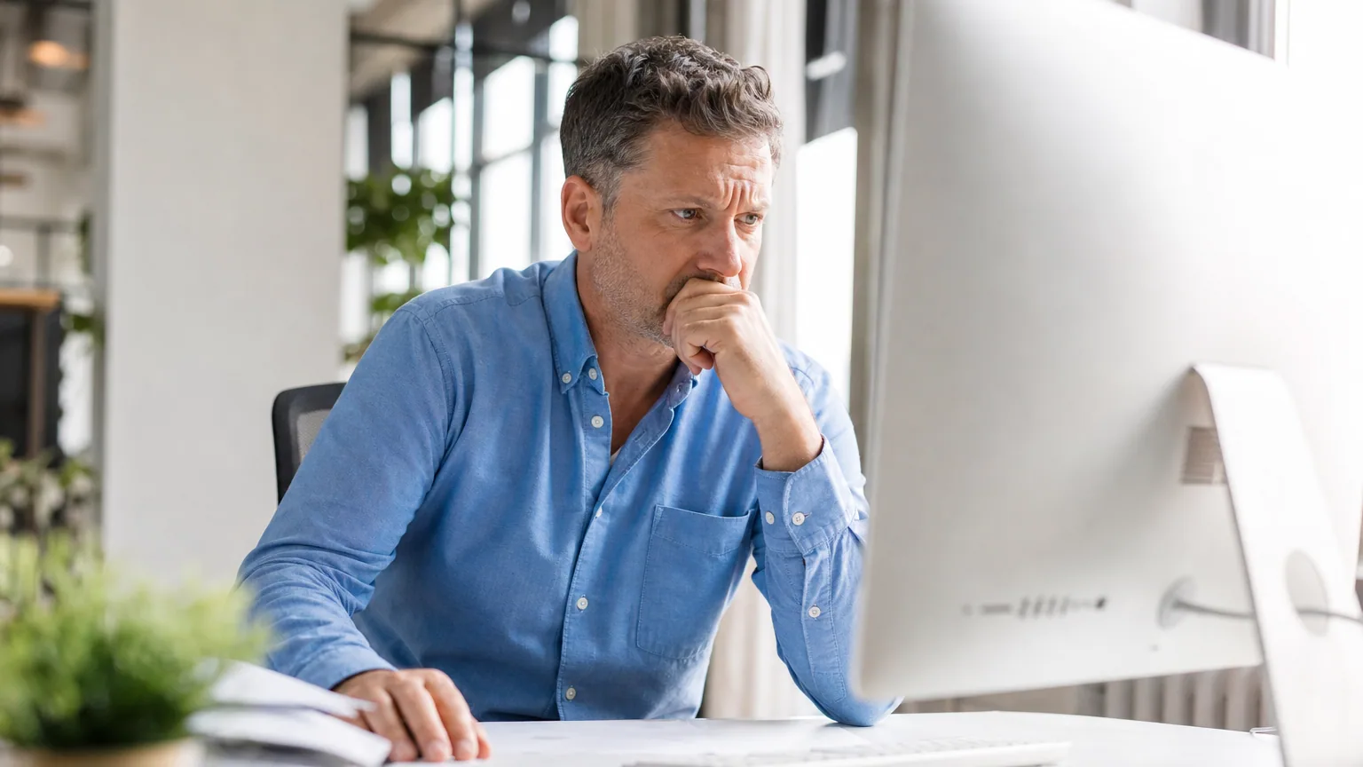 Dirigeant de PME face à un écran d'ordinateur verrouillé par un rançongiciel