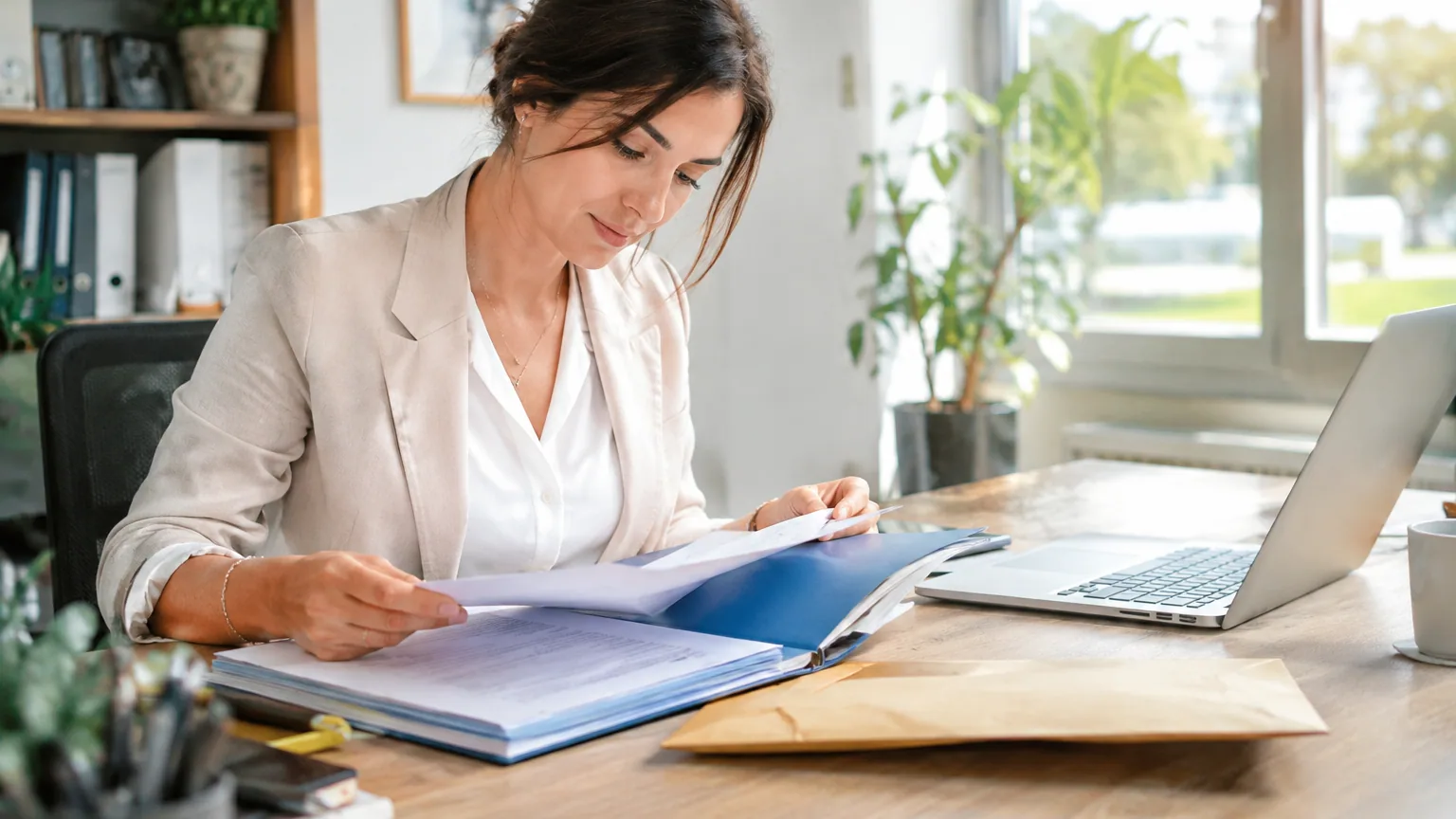 Responsable administrative préparant le solde de tout compte d'un salarié en fin de CDD