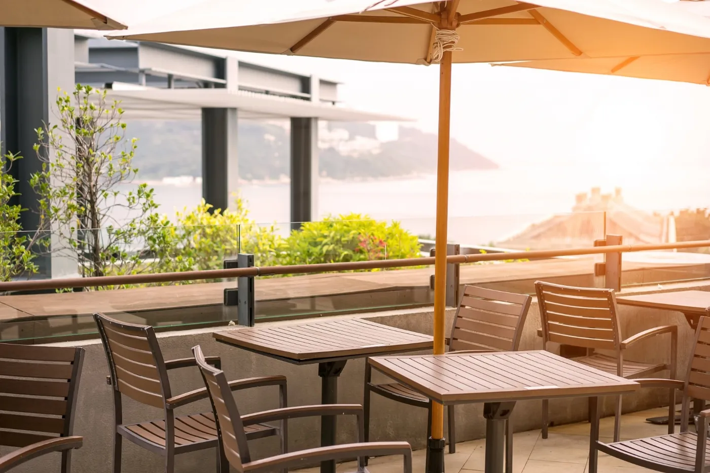Maximisez vos espaces extérieurs d’entreprise avec des parasols professionnels résistant au vent