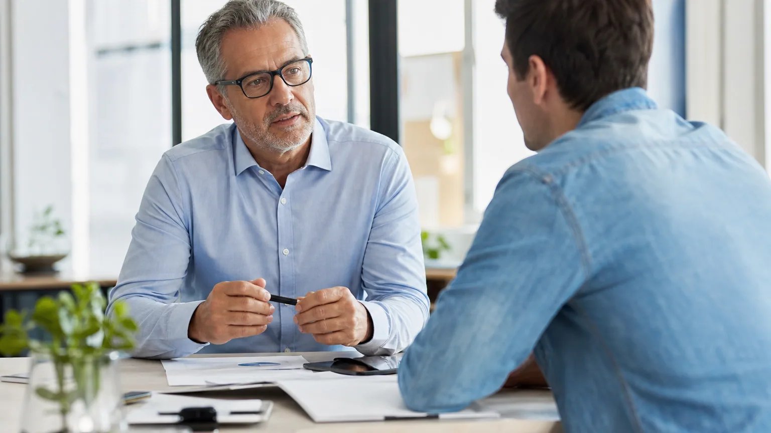 Dirigeant de PME en entretien individuel avec un salarié récemment embauché