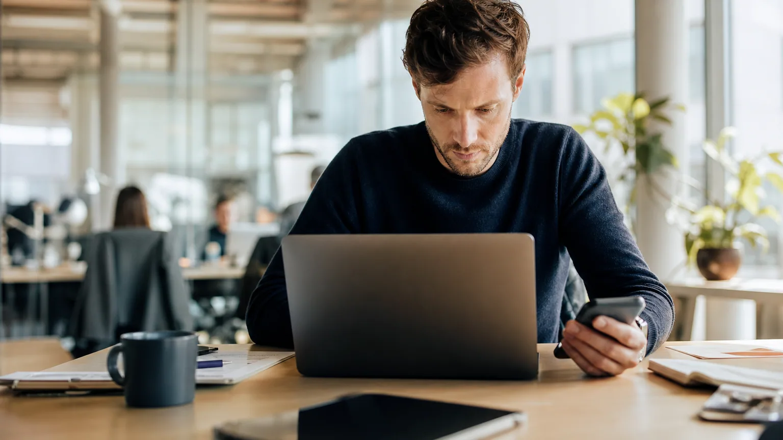 Salarié utilisant en secret une application d'intelligence artificielle sur son ordinateur au bureau