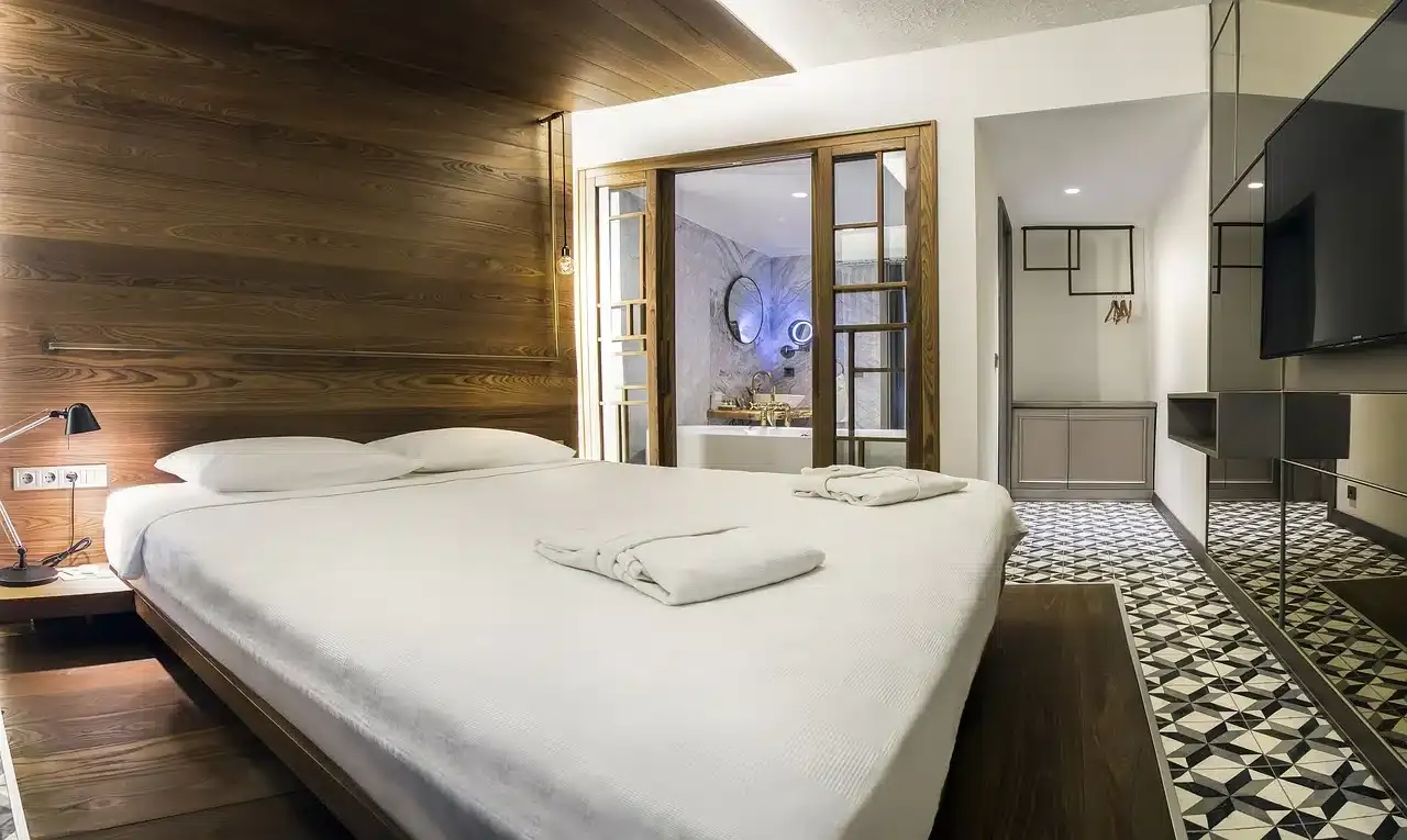 Vers une carrière prestigieuse et lucrative : formation de majordome d’hôtel de luxe et aperçu du salaire